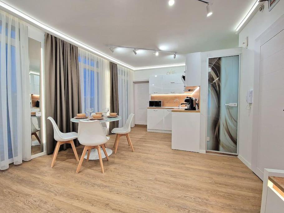 Luxury Apartment. 75 Inches Tv Varna Luaran gambar