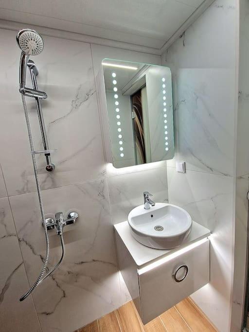Luxury Apartment. 75 Inches Tv Varna Luaran gambar