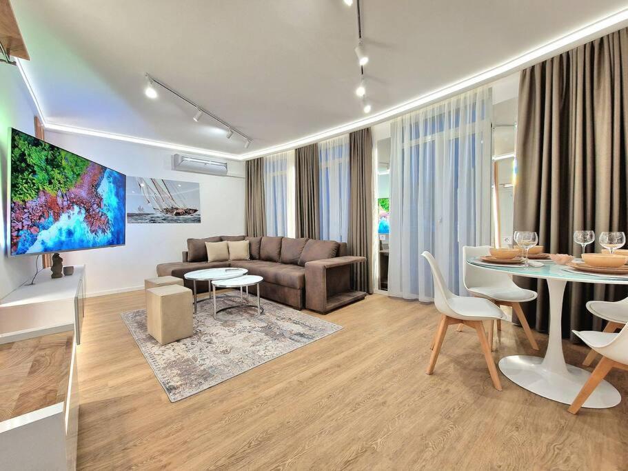 Luxury Apartment. 75 Inches Tv Varna Luaran gambar