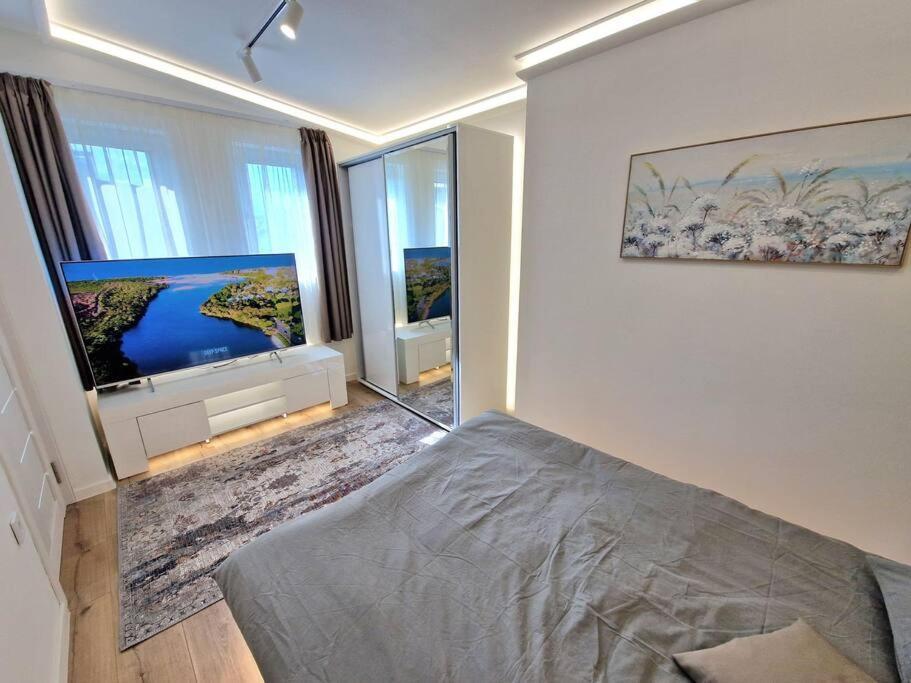 Luxury Apartment. 75 Inches Tv Varna Luaran gambar